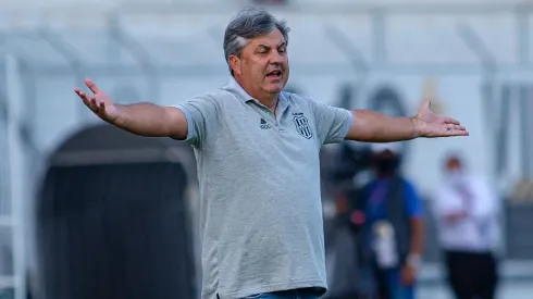 Gilson Kleina, técnico da Ponte Preta (Foto: Diogo Reis/AGIF)
