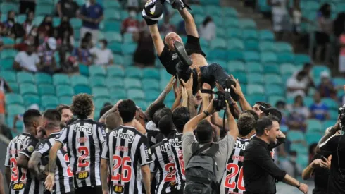 Jhony Pinho/AGIF - Jogadores festejando o título com o técnico Cuca.