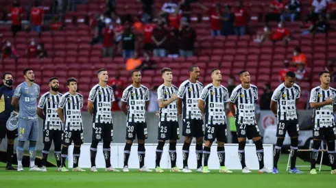 Foto: Pedro H. Tesch/AGIF/Veja como Carille pensa em escalar o Santos para o confronto contra o Flamengo, pelo Brasileirão.