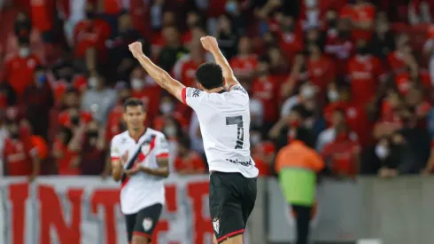 Gabriel Baralhas, jogador do Atlético-GO, comemora seu gol durante partida contra o Internacional (Foto: Maxi Franzoi/AGIF)