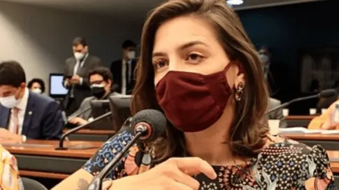 Deputada federal Natália Bonavides apresentou um PL para retirar a fala vos declaro, marido e mulher no casamento