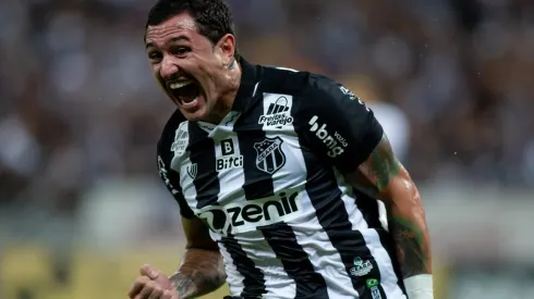 Foto: Pedro Chaves/AGIF - Vina: à disposição de Tiago Nunes