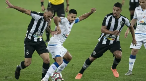 Foto: Jorge Rodrigues/AGIF - Pedro Castro (à esq) foi titular absoluto na campanha do título do Botafogo na Série B