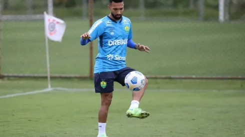 Clayson retorna de suspensão e deve ser titular no Cuiabá (Foto: AssCom Dourado)