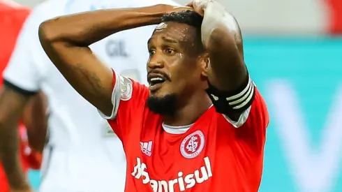 Foto: Pedro H. Tesch/AGIF - Edenilson não aprovou o desempenho do Inter.