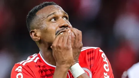 Foto: Pedro H. Tesch/AGIF - Edenilson foi questionado sobre o rebaixamento do Grêmio.