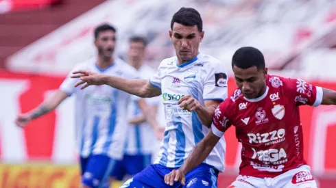 Foto: Heber Gomes/AGIF - Araújo em ação quando atuava no Grêmio Anapolis