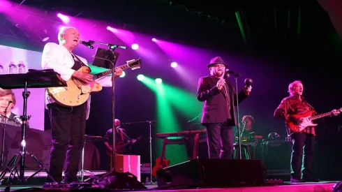 Foto: Getty Images - Michal Nesmith, de branco, em apresentação dos Monkees.