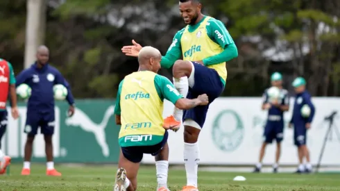 Miguel Borja e Deyverson em treinamento no Palmeiras (Foto: Bruno Ulivieri/AGIF)