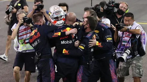Verstappen comemora o título mundial com companheiros da Red Bull (Getty Images)
