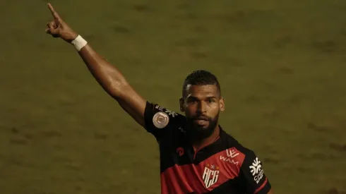 Willian Maranhão com a camisa do Atlético-GO (Foto: Ettore Chiereguini/AGIF)