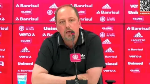 Foto: Reprodução SC Internacional/YouTube | Barcellos é avisado sobre o que pode deixar medalhão fora do Inter em 2022