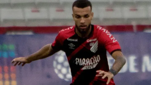 Foto: (Robson Mafra/AGIF) - Jajá, que pertence ao Athletico-PR, estava no radar do CSA para a próxima temporada