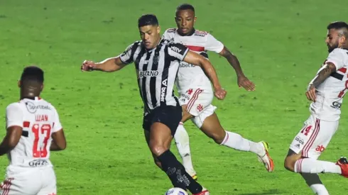 Marcello Zambrana/AGIF - Welington. Liziero e Luan contra Hulk