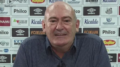 Foto: Reprodução Santos TV/YouTube | Andrés Rueda é avisado sobre atacante que quer jogar no Santos em 2022