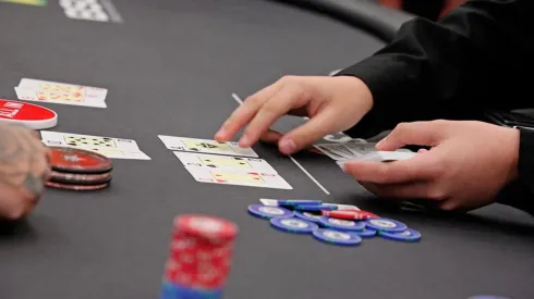 Precisa de disciplina até na hora de contar uma parada no poker (Foto: BSOP)