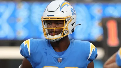Donald Parham, TE dos Chargers, foi levado ao hospital após ser retirado do campo de maca (Getty Images)