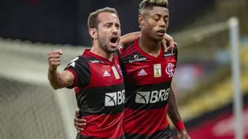 Foto: Alexandre Vidal/Flamengo - Bruno Henrique (à dir) recebeu sondagem de clube da Rússia por empréstimo de meses
