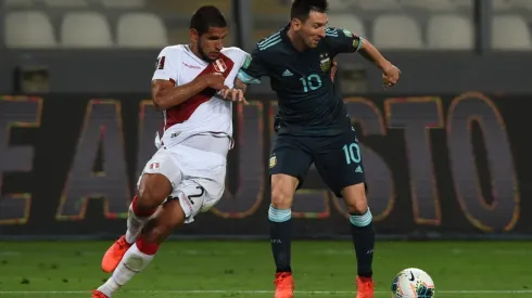 Foto: Ernesto Benavides - Pool/Getty Images - Luis Abram em lance contra Messi pelas Eliminatórias - há muitos palmeirenses indicam o peruano para 2022