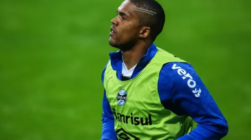 Foto: Pedro H. Tesch/AGIF | Douglas Costa recebe proposta com contrato de 3 anos