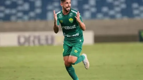 Rafael Gava ficou de fora da última partida do Cuiabá (Foto: Gil Gomes/AGIF)