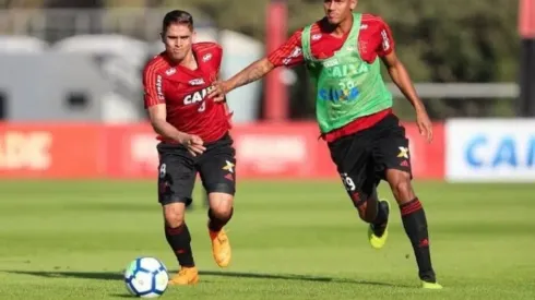 Foto: Gilvan de Souza/Flamengo - Cuéllar (à esq.) estaria de saída do Al-Hilal e retorno ao Flamengo já é ventilado