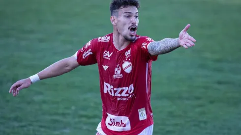 Foto: (Heber Gomes/AGIF) - A diretoria do Vila Nova deseja renovar com Arthur Rezende para 2022