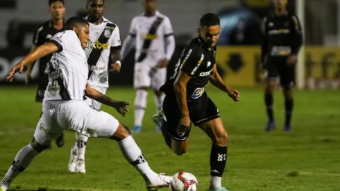 Yago Henrique (e) pela Ponte Preta (Foto: Rogério Capela/AGIF)