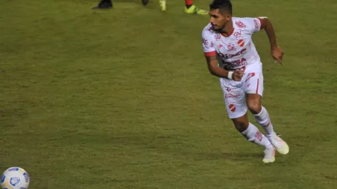 Pedro Júnior atuou pelo Vila Nova em 2021 (Foto: Jhony Pinho/AGIF)