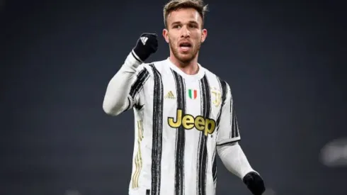 Arthur com a camisa da Juventus (Foto: Nicolò Campo/LightRocket via Getty Images)