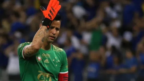 Foto: Fernando Moreno/AGIF - Fábio puxa fila de jogadores do Cruzeiro que foram procurados para redução salarial