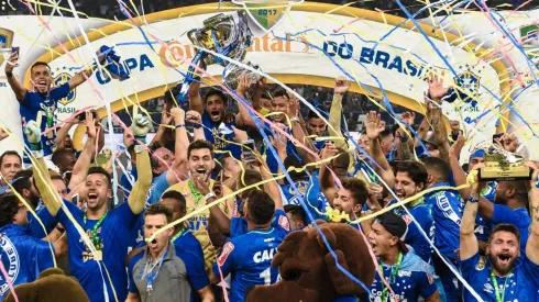 Pedro Vilela/Getty Images – Jogadores do Cruzeiro festejando a Copa do Brasil em 2017