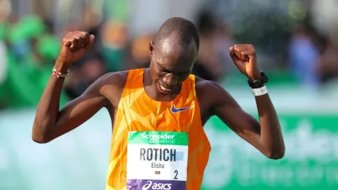 Elisha Rotich, campeão da maratona de Paris é o grande favortico (Foto: Getty images)