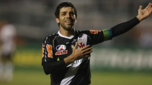 Juninho com a camisa do Vasco (Foto: site oficial do Vasco)
