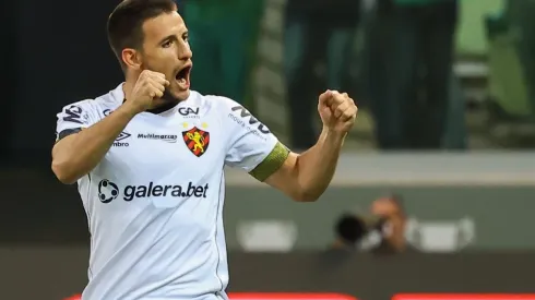 Leandro Barcia comemora gol pelo Sport (Foto: Marcello Zambrana/AGIF)