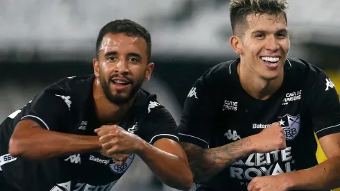 Foto: Vitor Silva/Botafogo - Bruno Nazário (à dir.) defendeu Botafogo em 2020 e agora está com negociação em andamento com Vasco