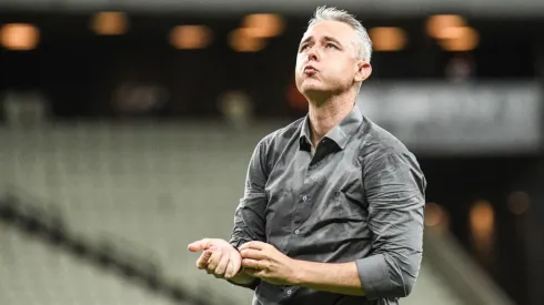 Foto: Kely Pereira/AGIF - Tiago Nunes segue no comando do Ceará para a temporada
