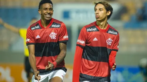 Diogo Reis/AGIF - Jogadores do Flamengo festejam goleada na Arena Barueri