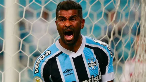 Foto: Silvio Avila/Getty Images – Thiago Santos tem contrato no Grêmio até o fim de 2023 e não quer sair do clube até retorno à primeira divisão