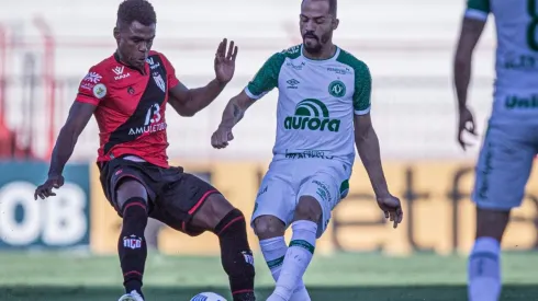 Wanderson, zagueiro do Atlético-GO (Foto: Heber Gomes/AGIF)