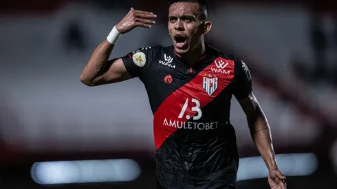 Igor Cariús disputou o último Brasileirão com a camisa do Atlético-GO (Foto: Heber Gomes/AGIF)