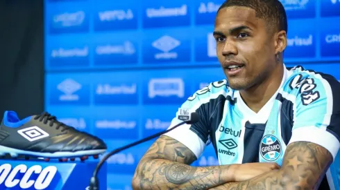 Foto: Lucas Uebel / Grêmio FBPA / Divulgação - Douglas Costa: camisa 10 se desculpou com os torcedores