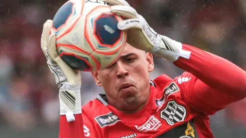 Ivan em ação pela Ponte Preta (Foto: Marcello Zambrana/AGIF)