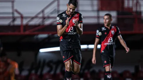 Oliveira, zagueiro do Atlético-GO (Foto: Heber Gomes/AGIF)