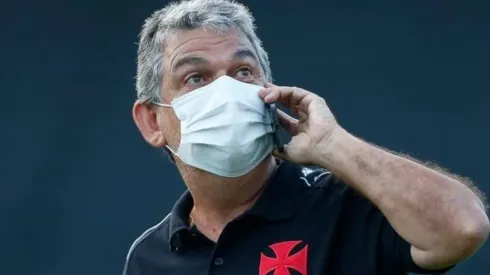 Foto: Rafael Ribeiro / Site Oficial do Vasco - Carlos Brazil é informado sobre decisão de reforço desejado pelo Vasco