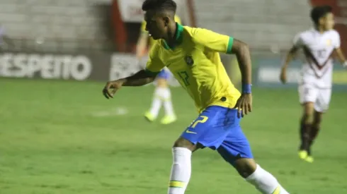 Rodrygo com a camisa da seleção brasileira (Foto: Marcel Lisboa/AGIF)