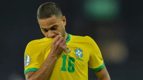 Renan Lodi com a camisa da seleção brasileira (Foto: Thiago Ribeiro/AGIF)