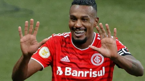 (Photo by Miguel Schincariol/Getty Images) - Edenilson teve seu nome ligado ao Galo, mas foi escalado por Medina.