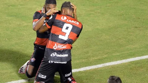 Walmir Cirne/AGIF - Samuel e David festejam gol do Vitória