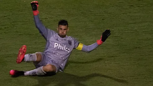 O goleiro Ivan, da Ponte Preta (Foto: Rebeca Reis/AGIF)